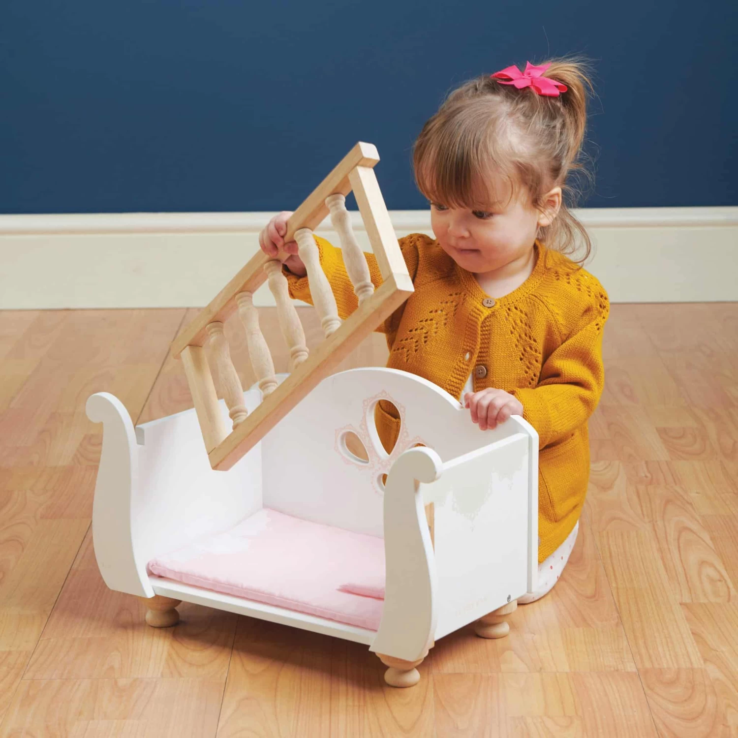 Le Toy Van Sleigh Doll Cot And Crib 7 Le Toy Van Sleigh Doll Cot And Crib - Image 5