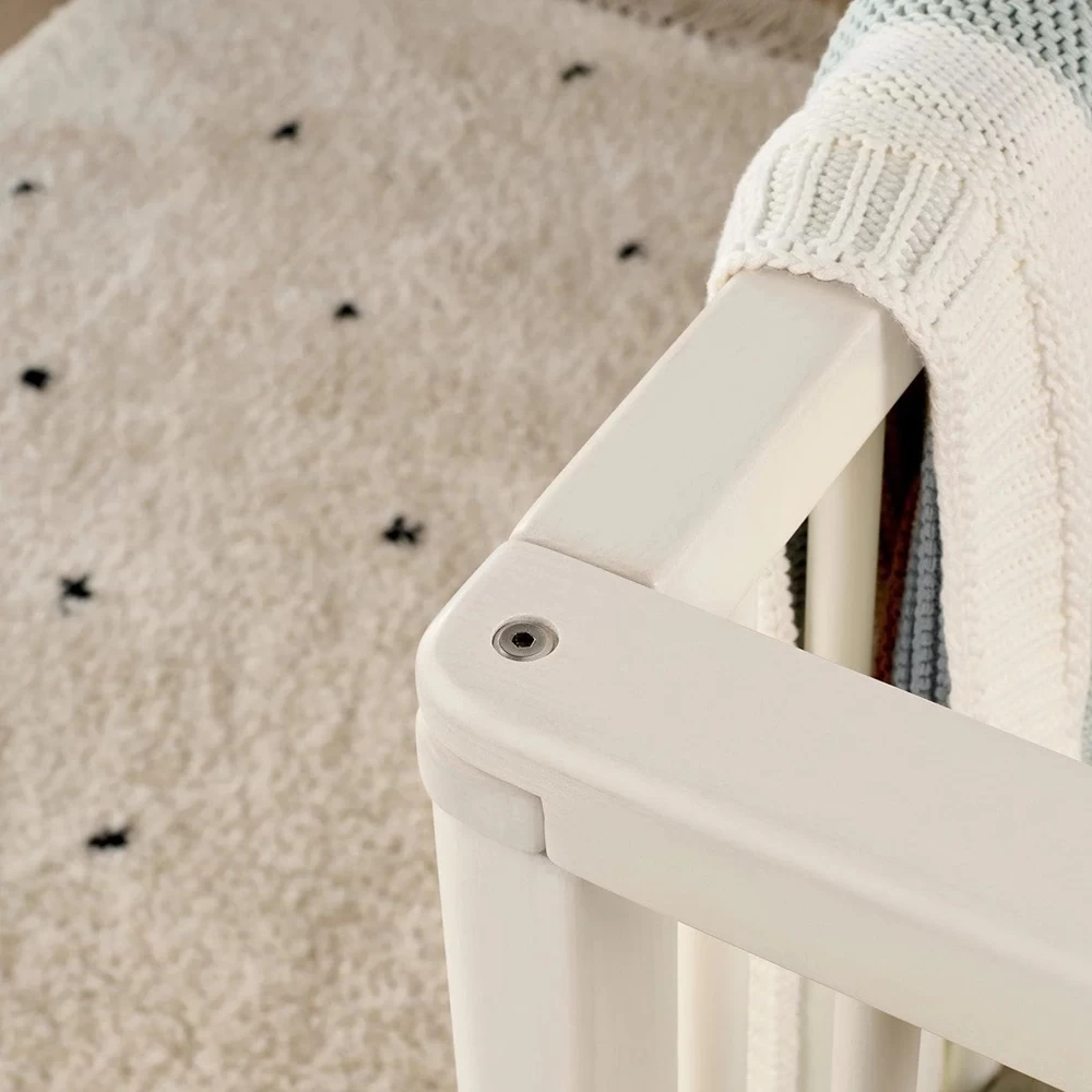 Mamas & Papas Solo Cot Bed And Mattress – White 5 Mamas & Papas Solo Cot Bed And Mattress – White - Image 3